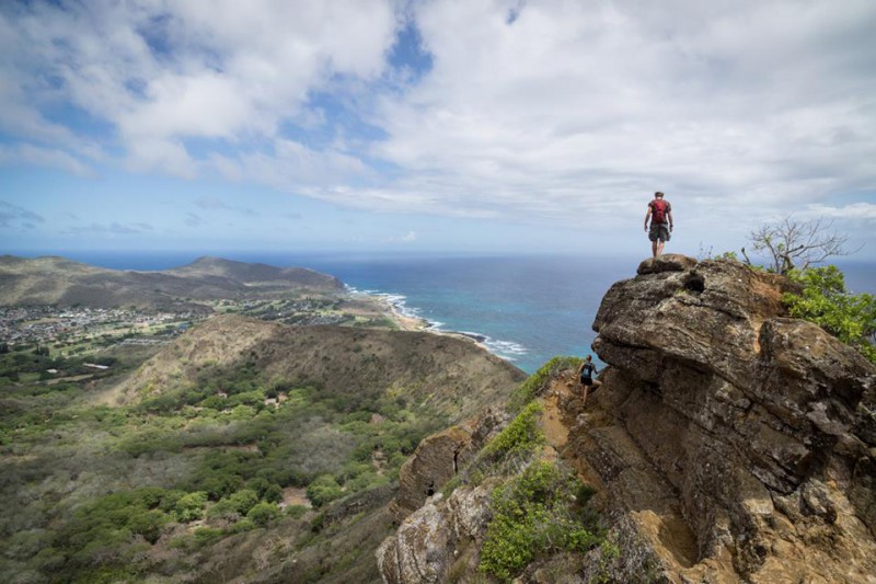 Hikers on Koko Crater rim